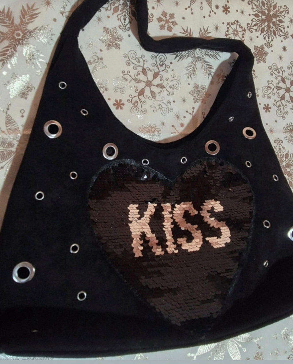 Bolso boho chic negro KISS lentejuelas plateadas vista frontal - vaqueraspain