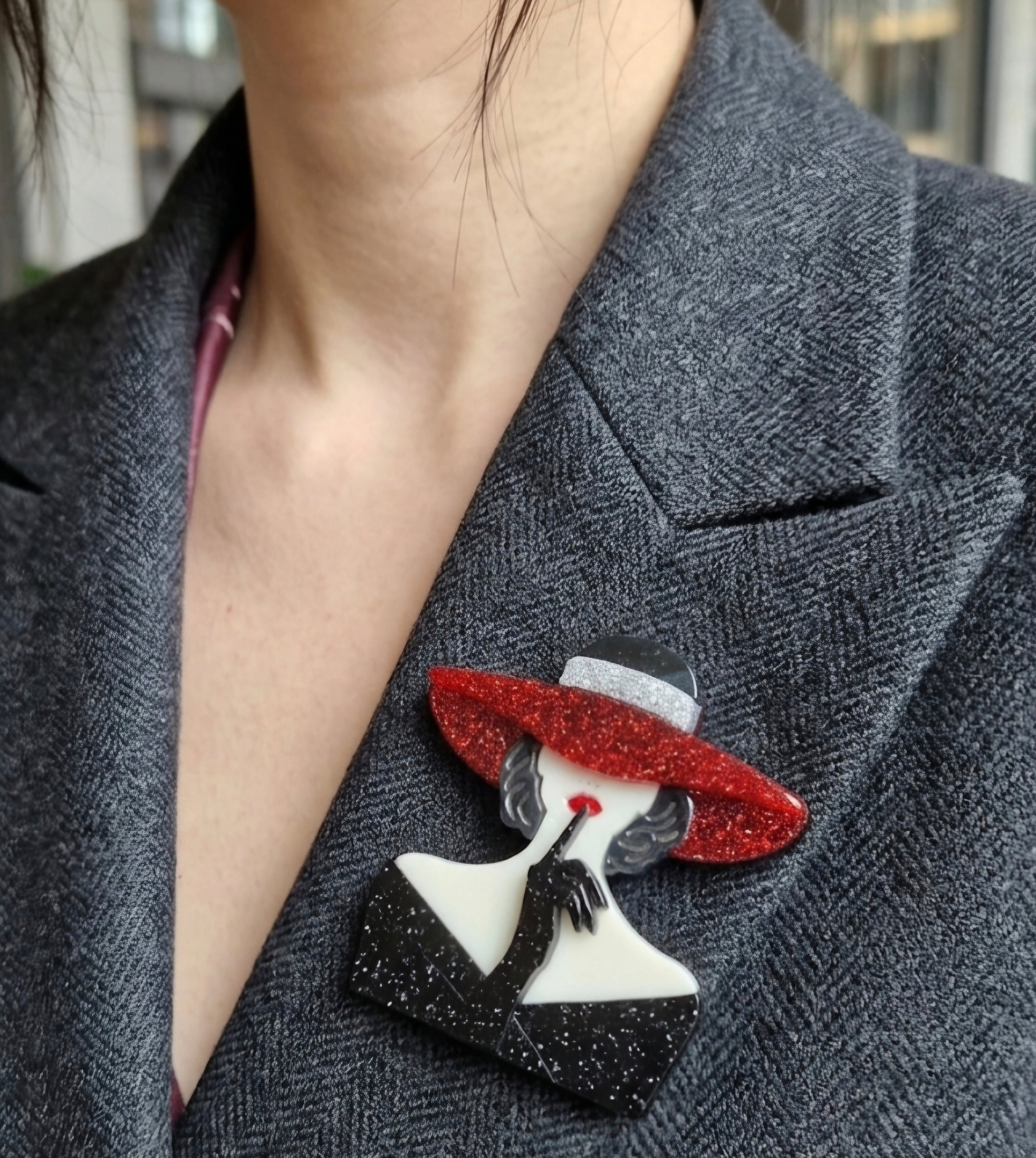 Broche boho chic busto mujer silencio