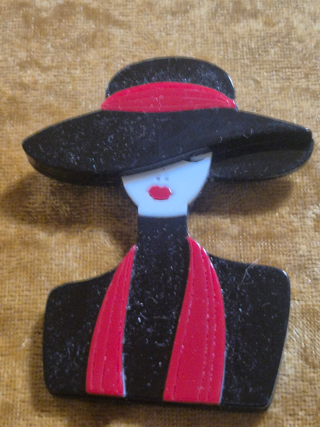 Broche de diseño Art Déco mujer con pañuelo rojo