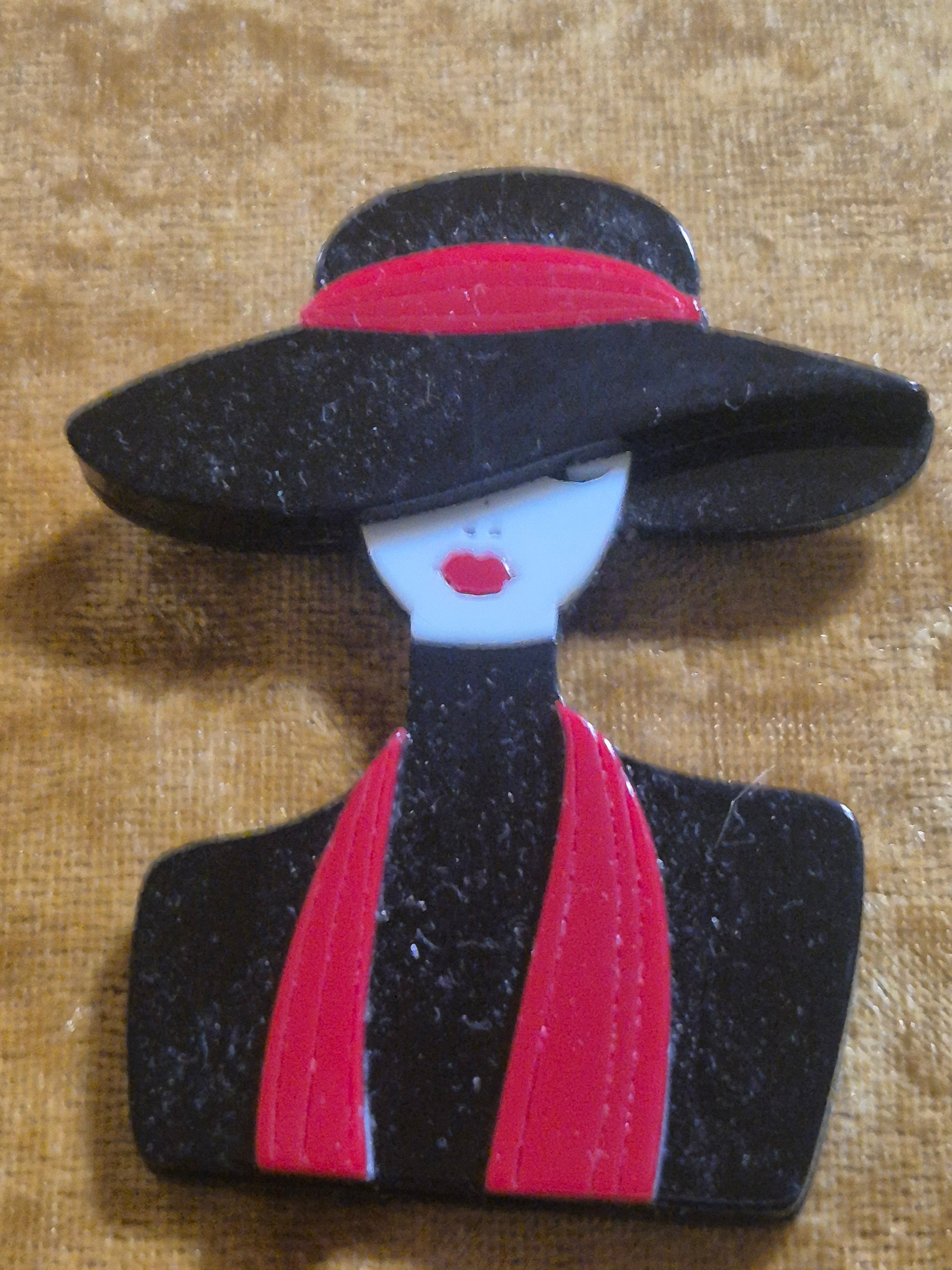 Broche de diseño Art Déco mujer con pañuelo rojo