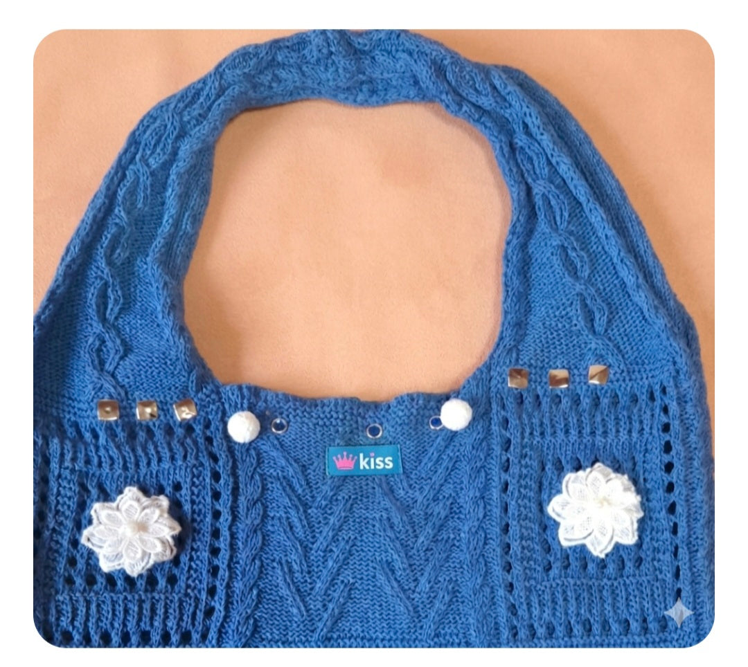 Vista lateral bolso bohemio algodón azul con flores de encaje blancas | vaqueraspain