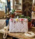 Cartera artesanal boho chic de crochet blanco con muñecas kokeshi vintage | vaqueraspain