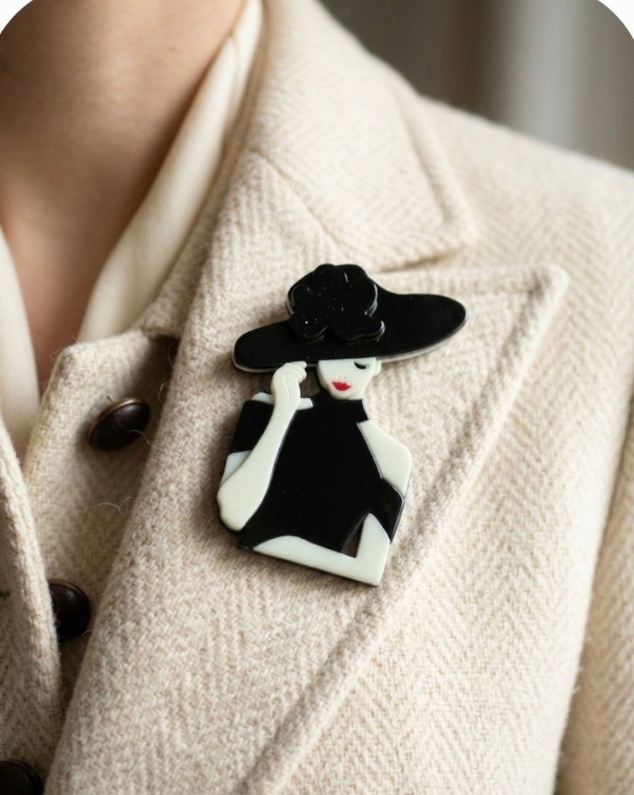 Broche boho chic mujer con sombrero negro con flor