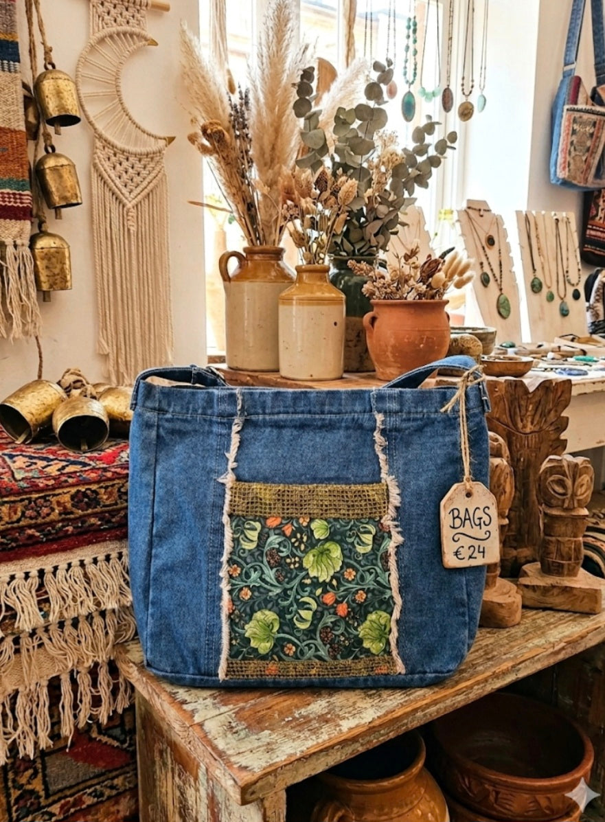 Vista frontal bolso de mano boho chic vaquero estampado floral vintage | vaqueraspain