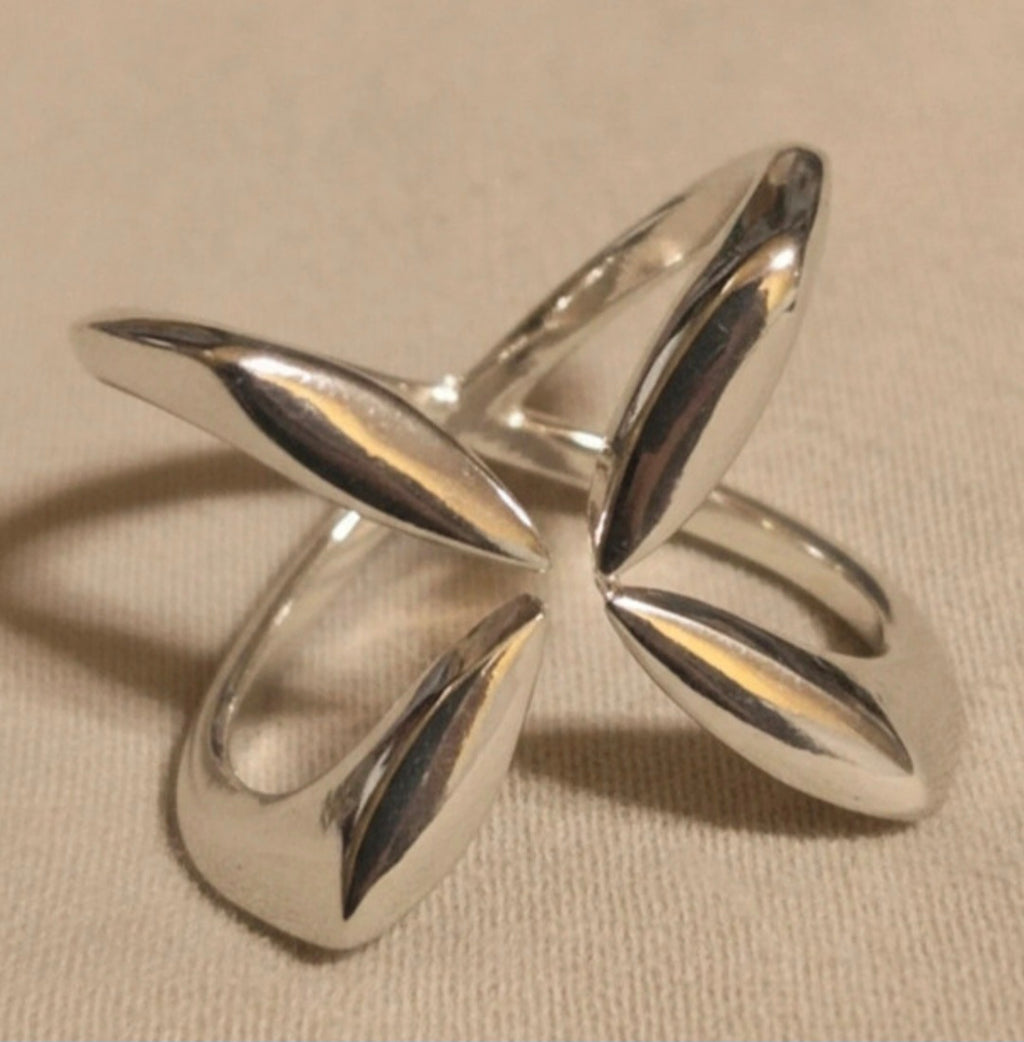Detalle estrella de 4 puntas anillo vanguardista plata 925 joyería fina | vaqueraspain
