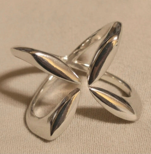 Detalle estrella de 4 puntas anillo vanguardista plata 925 joyería fina | vaqueraspain