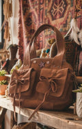 Bolso de hombro estilo coquette color café claro con pedrería vintage boho | vaqueraspain