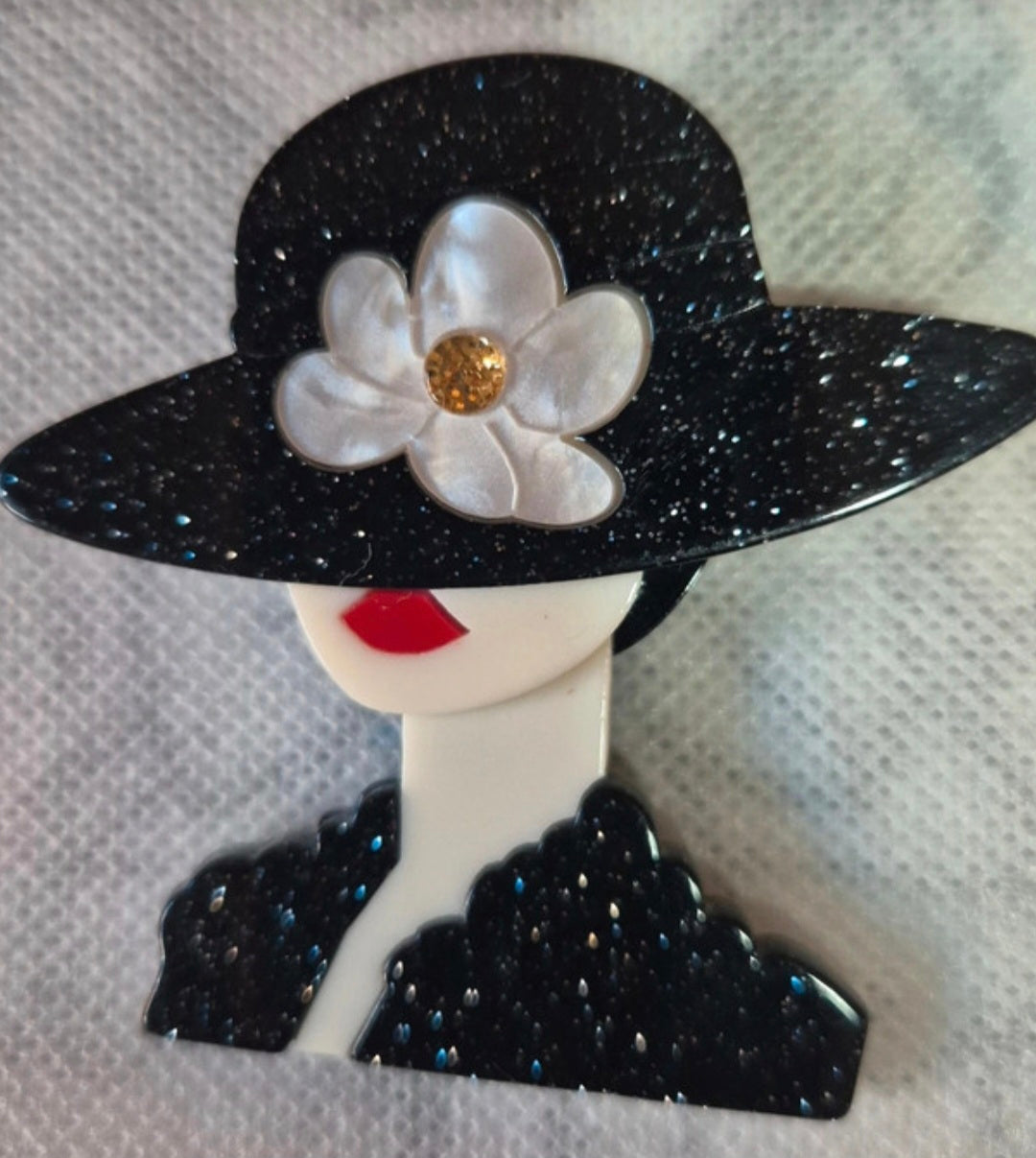 Broche art déco vintage mujer elegante sombrero negro | vaqueraspain