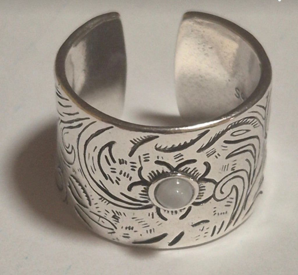 Detalle piedra de luna anillo bohemio ajustable Naturaleza | vaqueraspain