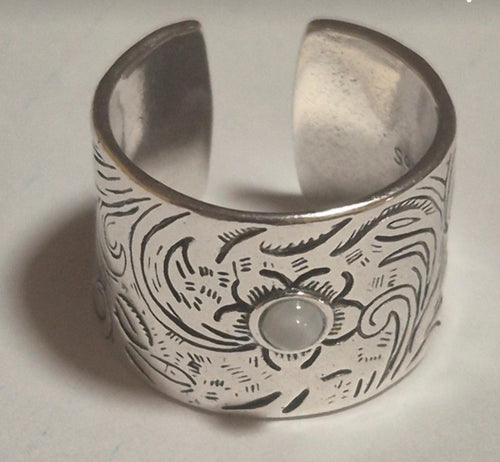 Detalle piedra de luna anillo bohemio ajustable Naturaleza | vaqueraspain